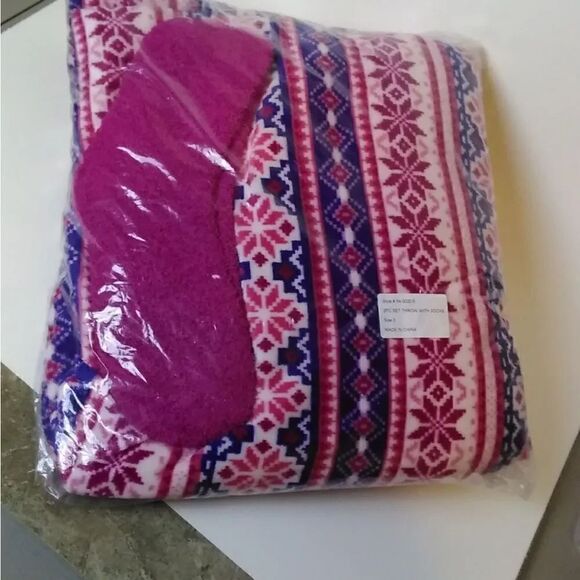 Blanket/throw & matching socks set NWT - Picture 3 of 4